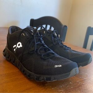 On Cloud Women’s Black and Gray Athletic Shoes Size 10